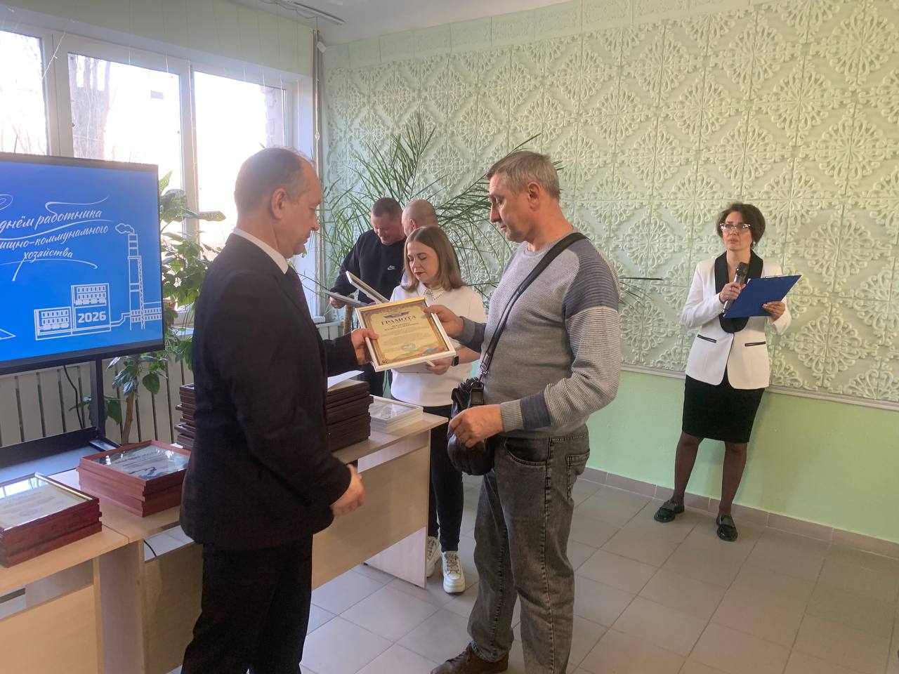 В Горловке поздравили сотрудников коммунальных службы с профессиональным праздником В Горловке поздравили сотрудников коммунальных службы с профессиональным праздником