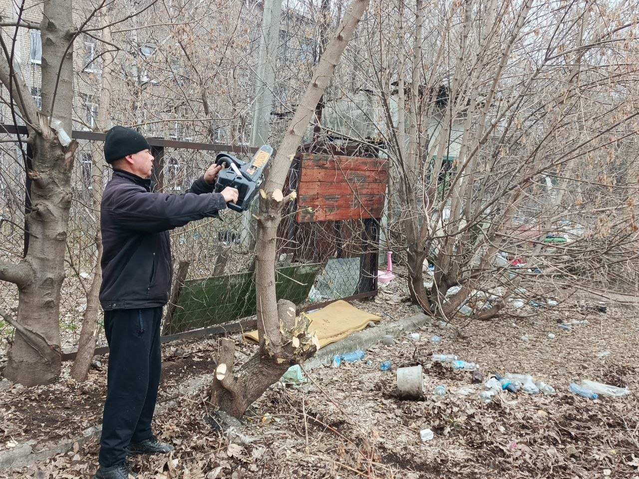 В Центрально-Городском районе Горловки состоялся субботник В Центрально-Городском районе Горловки состоялся субботник