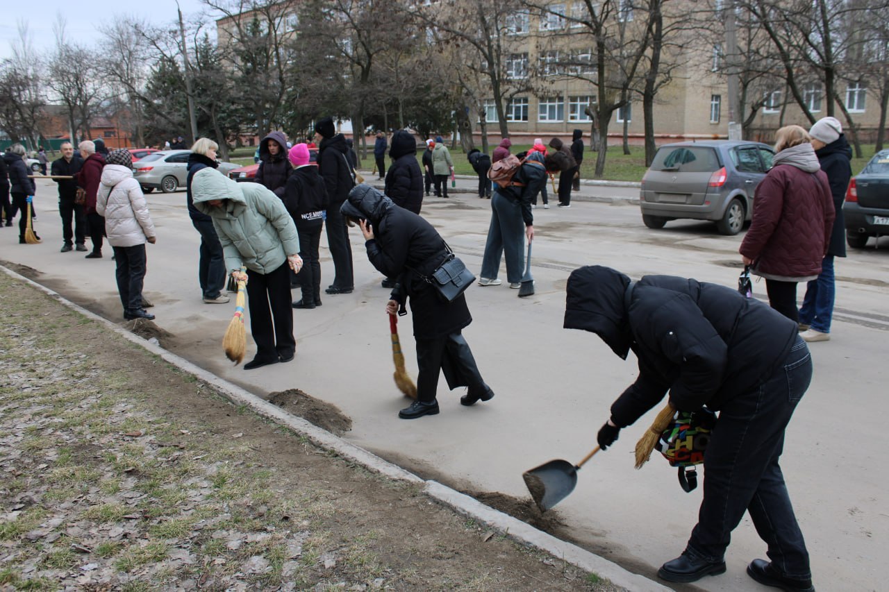 В Горловке проведен субботник В Горловке проведен субботник