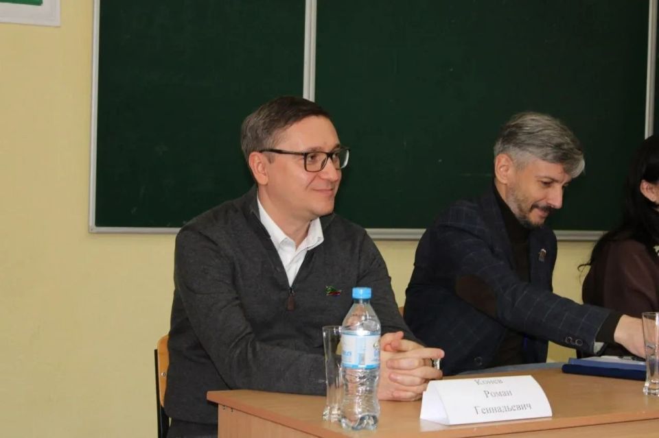 Роман Конев: В четверг, 2 апреля 2026 года, я принял участие во встрече с нашими активистами из Горловки, которые состоят в «Единой России» Роман Конев: В четверг, 2 апреля 2026 года, я принял участие во встрече с нашими активистами из Горловки, которые состоят в «Единой России»