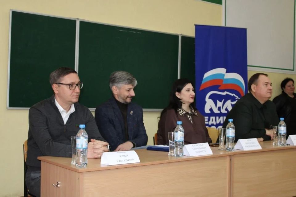 Роман Конев: В четверг, 2 апреля 2026 года, я принял участие во встрече с нашими активистами из Горловки, которые состоят в «Единой России» Роман Конев: В четверг, 2 апреля 2026 года, я принял участие во встрече с нашими активистами из Горловки, которые состоят в «Единой России»