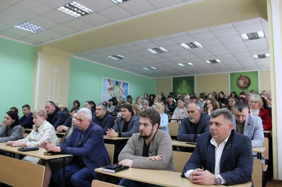 Роман Конев: В четверг, 2 апреля 2026 года, я принял участие во встрече с нашими активистами из Горловки, которые состоят в «Единой России» Роман Конев: В четверг, 2 апреля 2026 года, я принял участие во встрече с нашими активистами из Горловки, которые состоят в «Единой России»