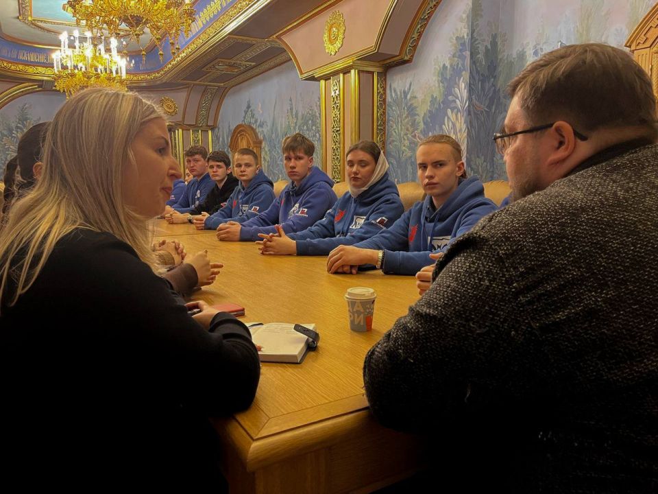 Молодёжь пообщалась со священнослужителем Молодёжь пообщалась со священнослужителем