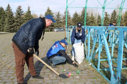 Сегодня, 4 апреля 2026 года, депутаты Горловского городского совета и работники Аппарата Горловского городского совета Донецкой Народной Республики приняли активное участие в весеннем субботнике