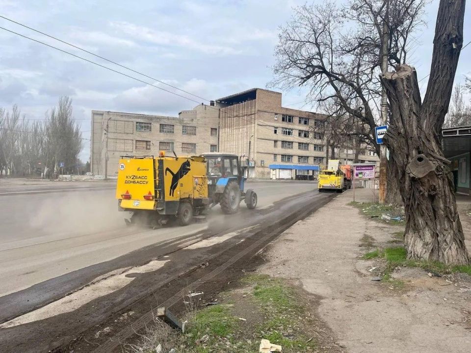 Спецтехника Кузбасса ежедневно помогает поддерживать инфраструктуру в Горловке Спецтехника Кузбасса ежедневно помогает поддерживать инфраструктуру в Горловке