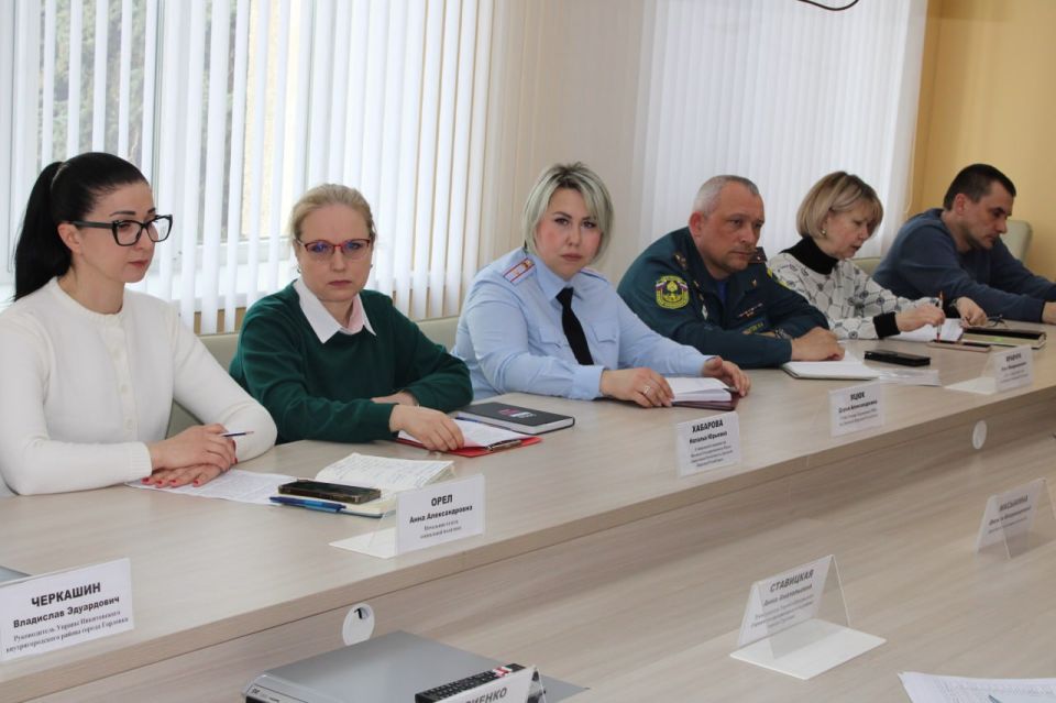 Иван Приходько: Сегодня провел аппаратное совещание администрации городского округа Горловка Донецкой Народной Республики, в котором приняли участие руководители структурных подразделений администрации, представители силовых... Иван Приходько: Сегодня провел аппаратное совещание администрации городского округа Горловка Донецкой Народной Республики, в котором приняли участие руководители структурных подразделений администрации, представители силовых...