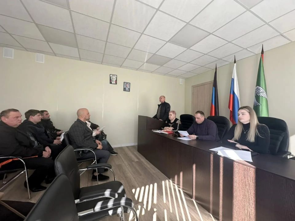 Роман Конев: 8 апреля 2026 года в рамках реализации партийного проекта «Единой России» «Предпринимательство» состоялось рабочее совещание с хозяйствующими субъектами по вопросам соблюдения законодательства в сфере торговли... Роман Конев: 8 апреля 2026 года в рамках реализации партийного проекта «Единой России» «Предпринимательство» состоялось рабочее совещание с хозяйствующими субъектами по вопросам соблюдения законодательства в сфере торговли...