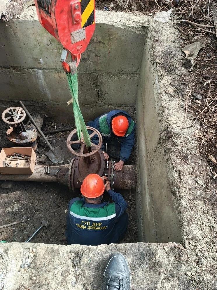 Аварийно-восстановительный отряд из Кузбасса за сутки устранил 5 повреждений на сетях ХВС в Горловке Аварийно-восстановительный отряд из Кузбасса за сутки устранил 5 повреждений на сетях ХВС в Горловке