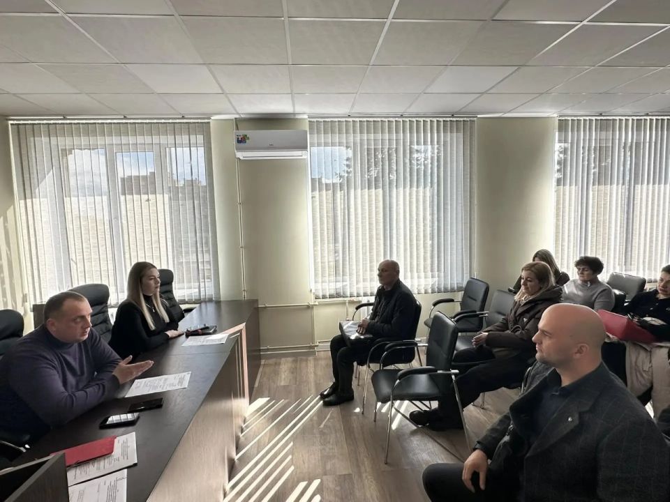 Роман Конев: 8 апреля 2026 года в рамках реализации партийного проекта «Единой России» «Предпринимательство» состоялось рабочее совещание с хозяйствующими субъектами по вопросам соблюдения законодательства в сфере торговли... Роман Конев: 8 апреля 2026 года в рамках реализации партийного проекта «Единой России» «Предпринимательство» состоялось рабочее совещание с хозяйствующими субъектами по вопросам соблюдения законодательства в сфере торговли...