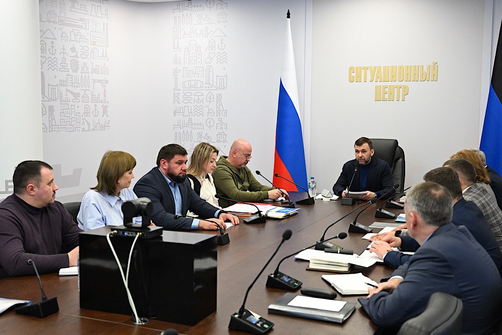 Денис Пушилин: Благоустройство общественных пространств, чистота в городах и селах — этим и другим темам посвятили оперативное совещание