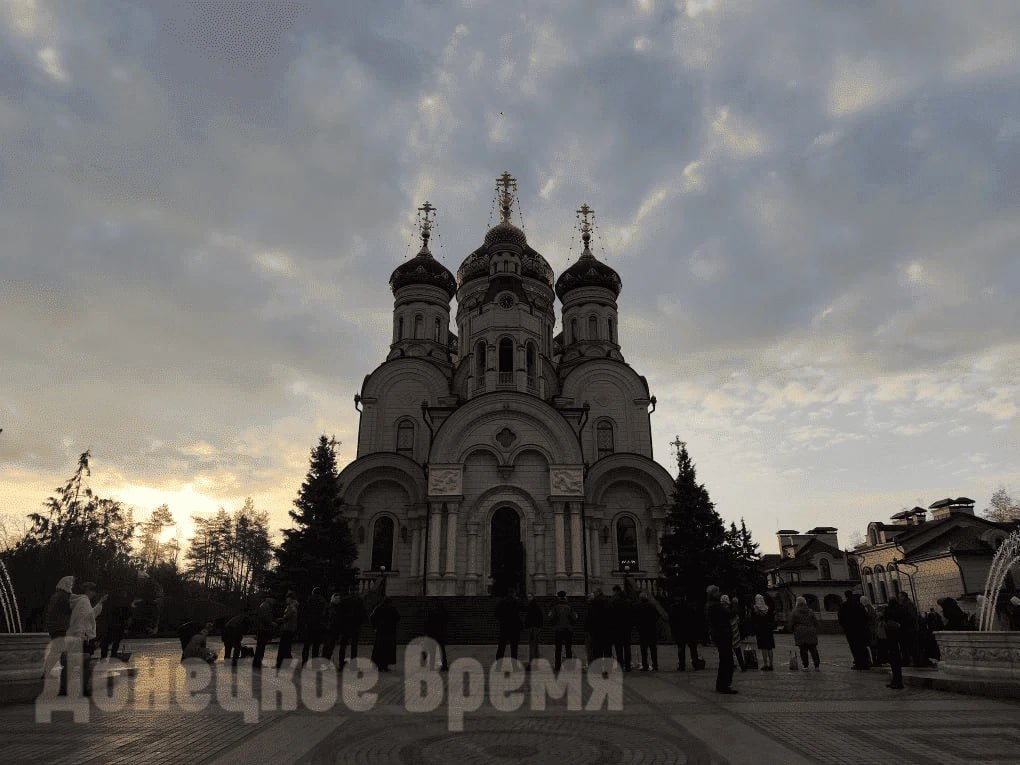 Людей меньше, чем обычно, но идут: горловчане отмечают Светлое Христово Воскресение Людей меньше, чем обычно, но идут: горловчане отмечают Светлое Христово Воскресение