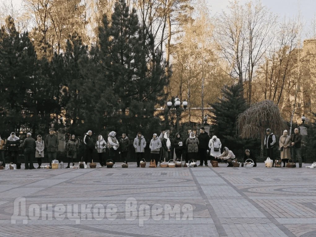 Людей меньше, чем обычно, но идут: горловчане отмечают Светлое Христово Воскресение Людей меньше, чем обычно, но идут: горловчане отмечают Светлое Христово Воскресение