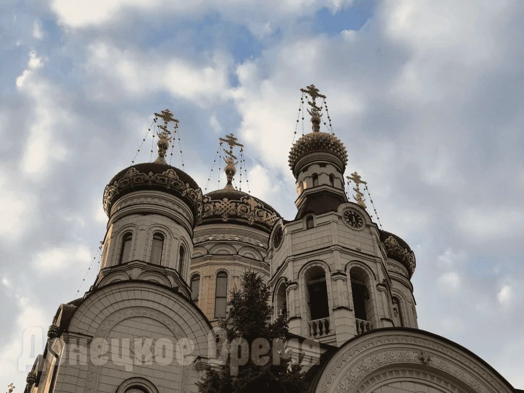 Людей меньше, чем обычно, но идут: горловчане отмечают Светлое Христово Воскресение Людей меньше, чем обычно, но идут: горловчане отмечают Светлое Христово Воскресение