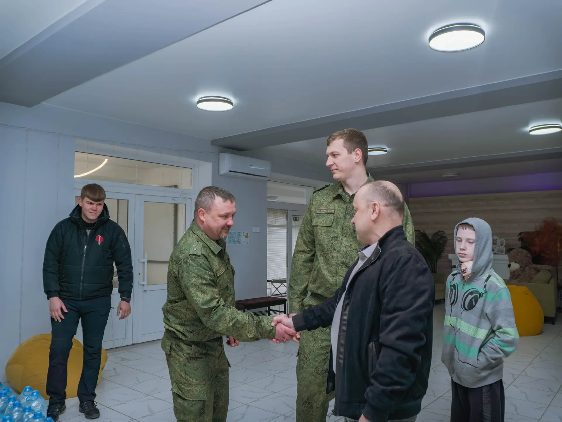 В Горловке воспитанники социально-реабилитационого центра получили пасхальные подарки