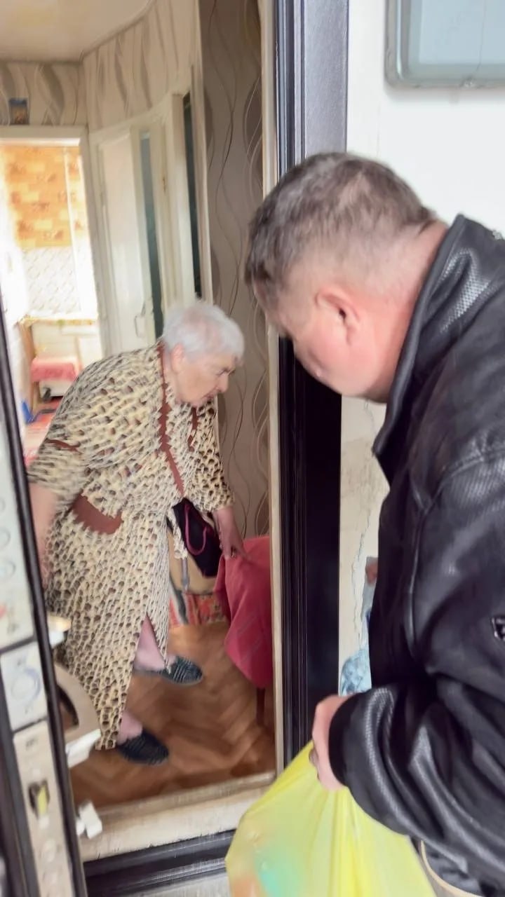 Роман Конев: 14 апреля 2026 года депутаты Горловского городского совета от «Единой России» — Игорь Толкачёв, Елена Кузьмина, Александр Кунов и Даниил Карабаев — посетили места подвоза воды и осуществили адресный подвоз воды Роман Конев: 14 апреля 2026 года депутаты Горловского городского совета от «Единой России» — Игорь Толкачёв, Елена Кузьмина, Александр Кунов и Даниил Карабаев — посетили места подвоза воды и осуществили адресный подвоз воды