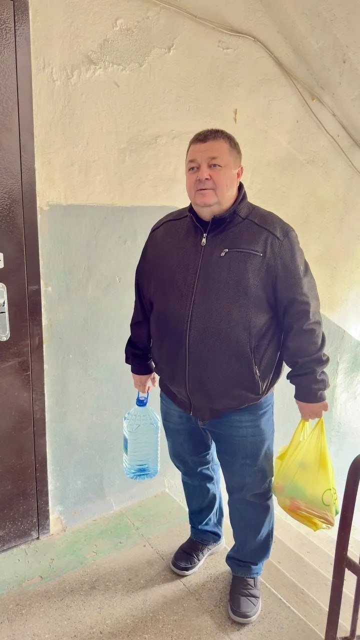 Роман Конев: 14 апреля 2026 года депутаты Горловского городского совета от «Единой России» — Игорь Толкачёв, Елена Кузьмина, Александр Кунов и Даниил Карабаев — посетили места подвоза воды и осуществили адресный подвоз воды Роман Конев: 14 апреля 2026 года депутаты Горловского городского совета от «Единой России» — Игорь Толкачёв, Елена Кузьмина, Александр Кунов и Даниил Карабаев — посетили места подвоза воды и осуществили адресный подвоз воды