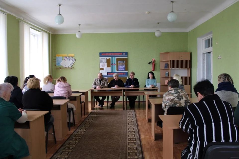 14 апреля 2026 года депутаты Горловского городского совета от фракции «Единая Россия» — Роман Конев, Наталия Ботвина, Олег Сладкевич, Эдуард Полепкин, Сергей Медведев, Максим Лебедев, Дмитрий Корона, Инесса Матвейчук и... 14 апреля 2026 года депутаты Горловского городского совета от фракции «Единая Россия» — Роман Конев, Наталия Ботвина, Олег Сладкевич, Эдуард Полепкин, Сергей Медведев, Максим Лебедев, Дмитрий Корона, Инесса Матвейчук и...