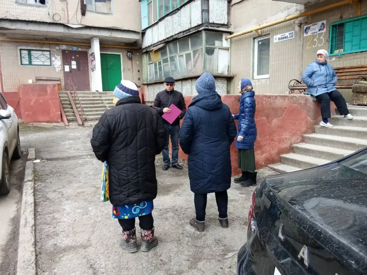 В Никитовском внутригородском районе города Горловка продолжается работа в рамках партийного проекта «Старший по дому»