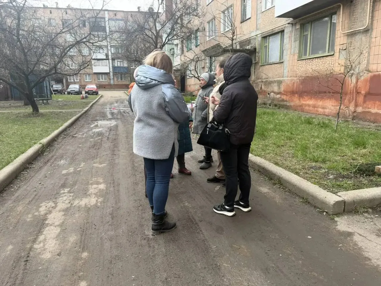 В Никитовском внутригородском районе города Горловка продолжается работа в рамках партийного проекта «Старший по дому» В Никитовском внутригородском районе города Горловка продолжается работа в рамках партийного проекта «Старший по дому»