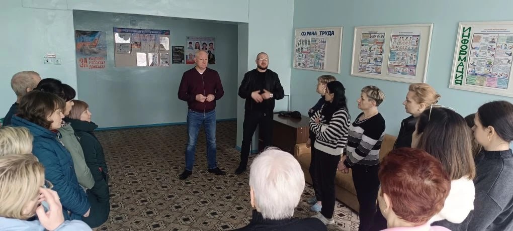 Роман Конев: 15 апреля 2026 года депутаты Горловского городского совета от фракции «Единая Россия» — София Потапова, Евгений Прокопович, Геннадий Маюров и Инает Розводова — провели встречи с населением Роман Конев: 15 апреля 2026 года депутаты Горловского городского совета от фракции «Единая Россия» — София Потапова, Евгений Прокопович, Геннадий Маюров и Инает Розводова — провели встречи с населением