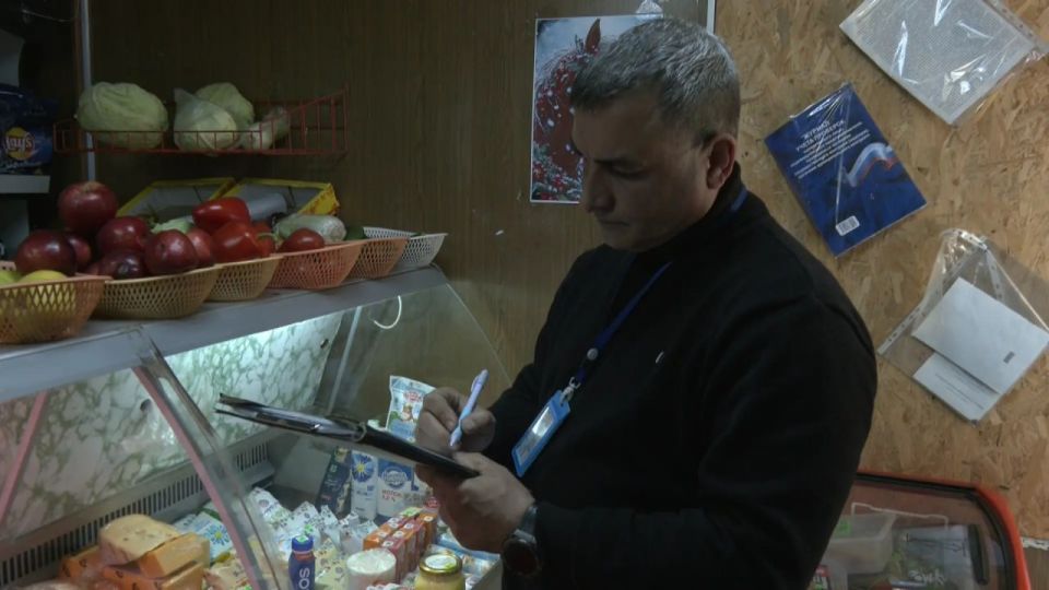 Роман Конев: 16 апреля активисты «Народного контроля» провели рейд по магазинам Калининского района Горловки, сосредоточившись на доступности и ценах на бутилированную воду, а также на соблюдении санитарных норм Роман Конев: 16 апреля активисты «Народного контроля» провели рейд по магазинам Калининского района Горловки, сосредоточившись на доступности и ценах на бутилированную воду, а также на соблюдении санитарных норм