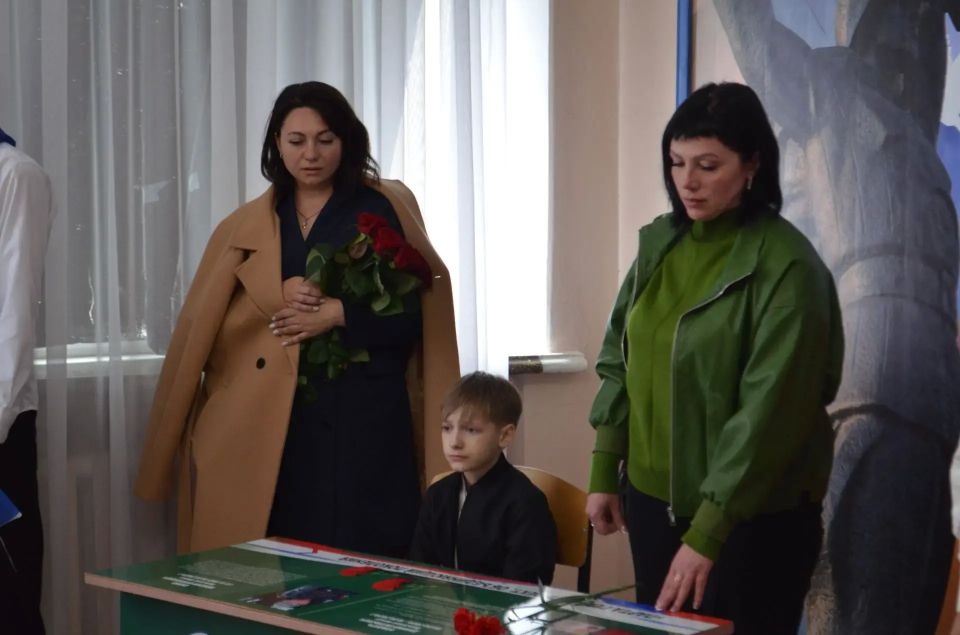 В Горловке открыли «Парты Героев» В Горловке открыли «Парты Героев»