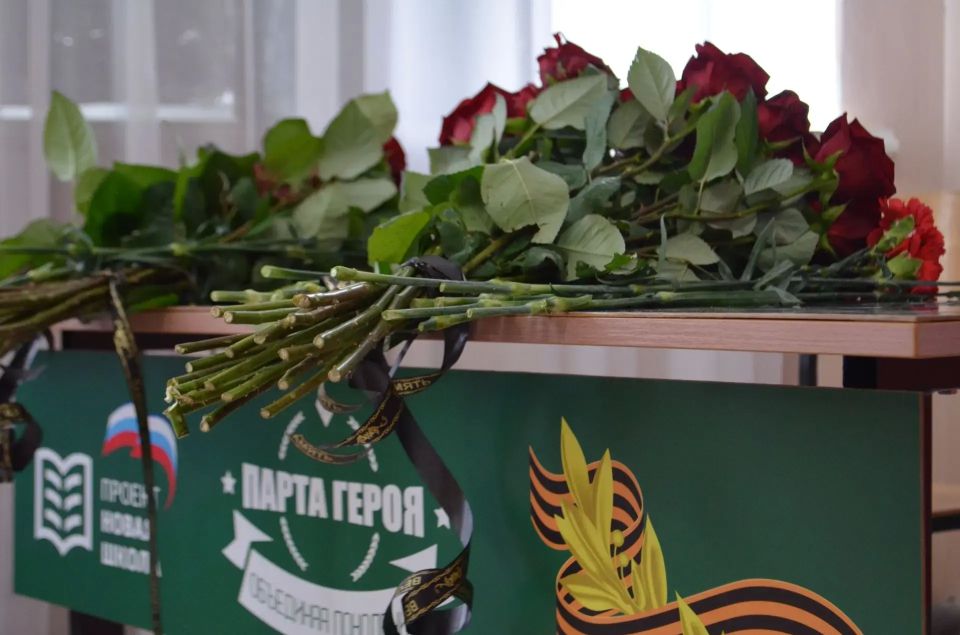 В Горловке открыли «Парты Героев» В Горловке открыли «Парты Героев»