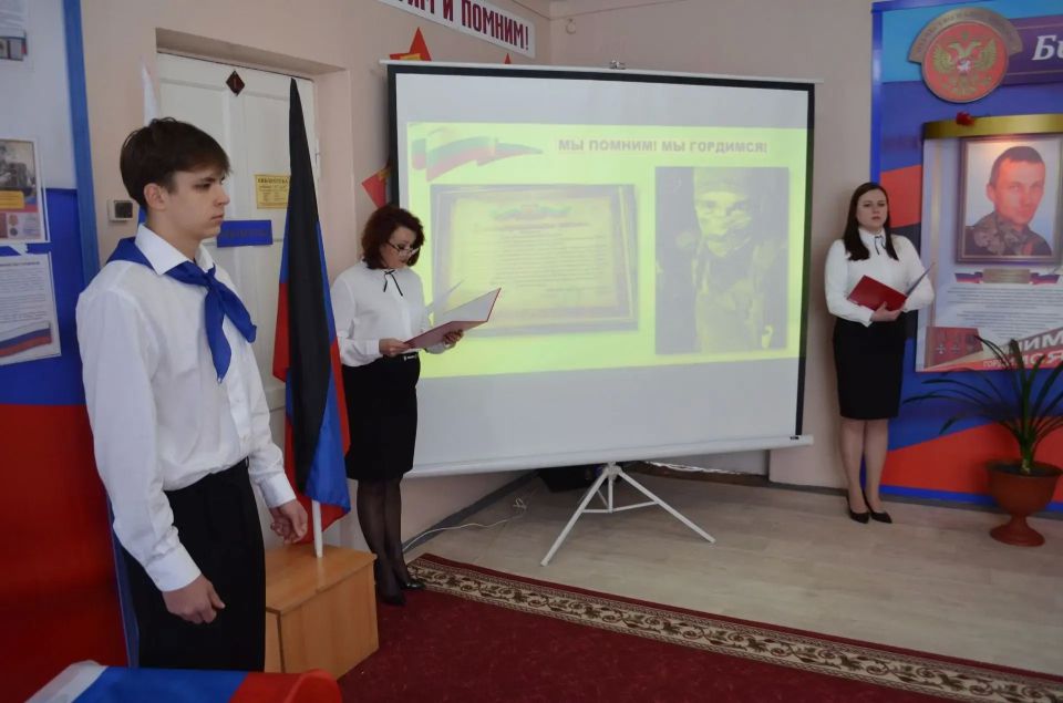 В Горловке открыли «Парты Героев» В Горловке открыли «Парты Героев»