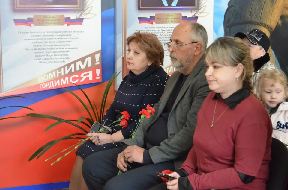 В Горловке открыли «Парты Героев» В Горловке открыли «Парты Героев»