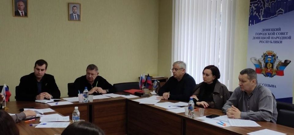 РАБОТА КОМИТЕТОВ. Под председательством Сергея Скиданова и с участием представителей структурных подразделений администрации г.о.Донецк состоялось заседание постоянного комитета по вопросам городского хозяйства и... РАБОТА КОМИТЕТОВ. Под председательством Сергея Скиданова и с участием представителей структурных подразделений администрации г.о.Донецк состоялось заседание постоянного комитета по вопросам городского хозяйства и...