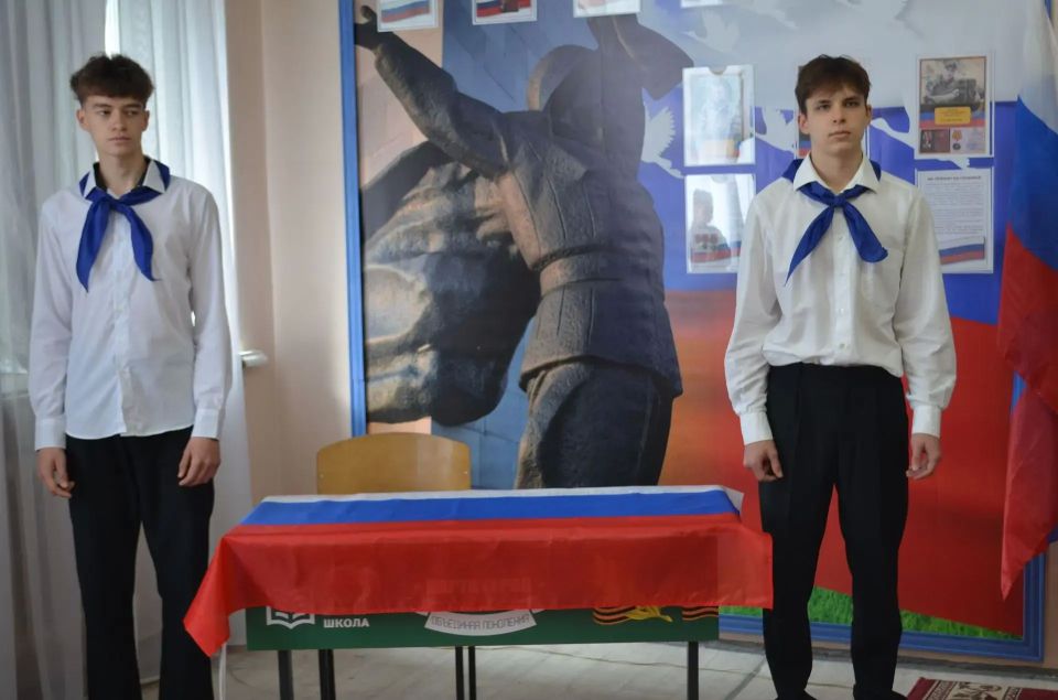 В Горловке открыли «Парты Героев» В Горловке открыли «Парты Героев»