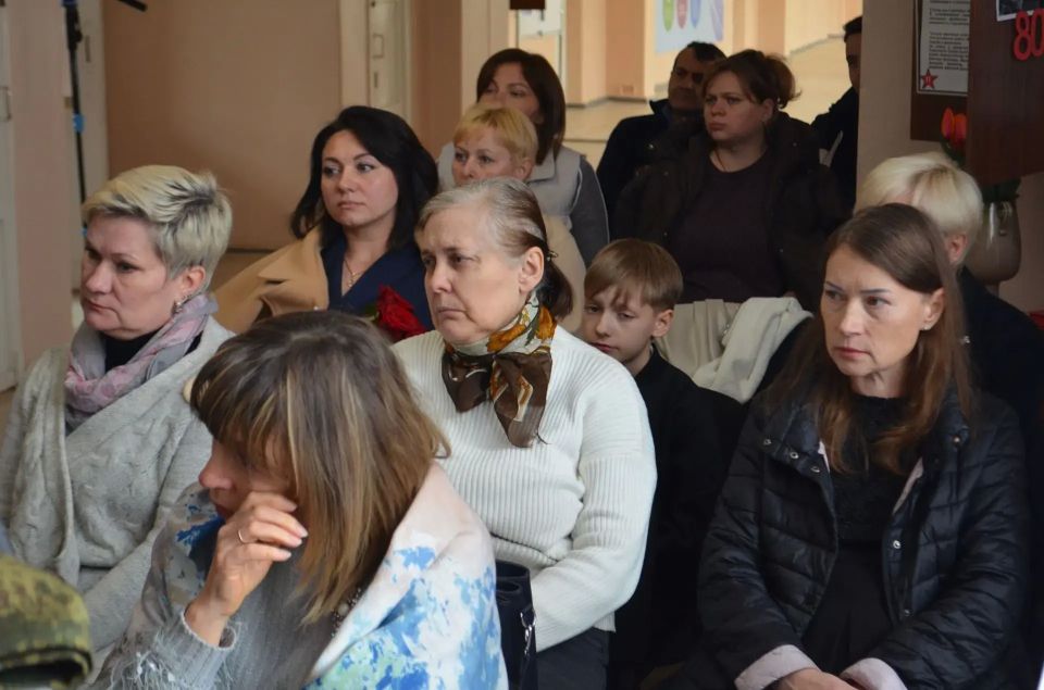 В Горловке открыли «Парты Героев» В Горловке открыли «Парты Героев»
