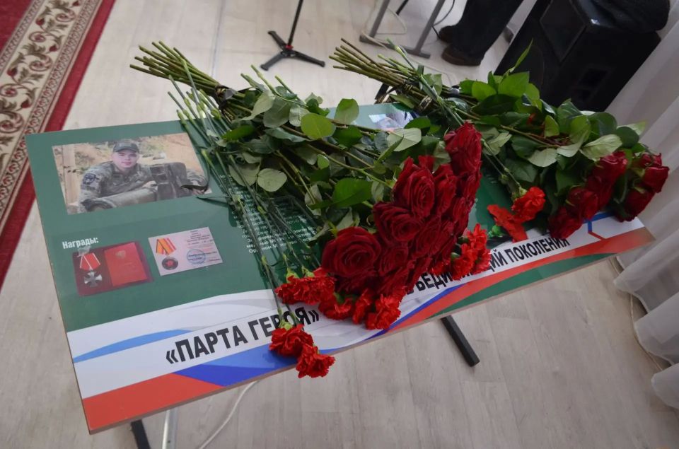 В Горловке открыли «Парты Героев» В Горловке открыли «Парты Героев»