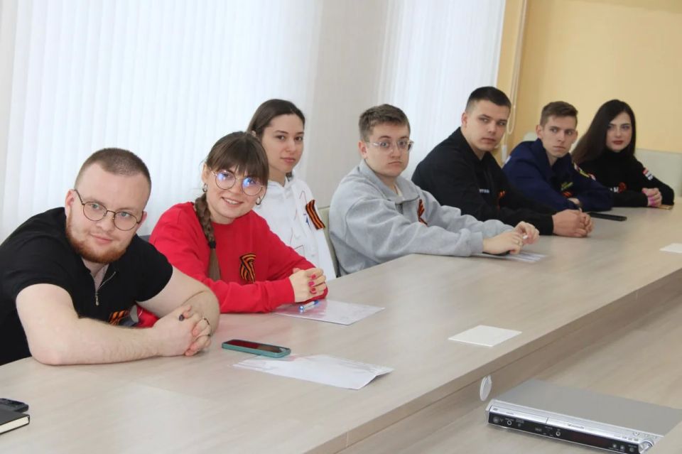 Иван Приходько: Принял участие в мероприятии «Молодость – это мы», приуроченном к Международному дню солидарности молодёжи, в ходе которого пообщался с активистами молодежных организаций городского округа Горловка Иван Приходько: Принял участие в мероприятии «Молодость – это мы», приуроченном к Международному дню солидарности молодёжи, в ходе которого пообщался с активистами молодежных организаций городского округа Горловка