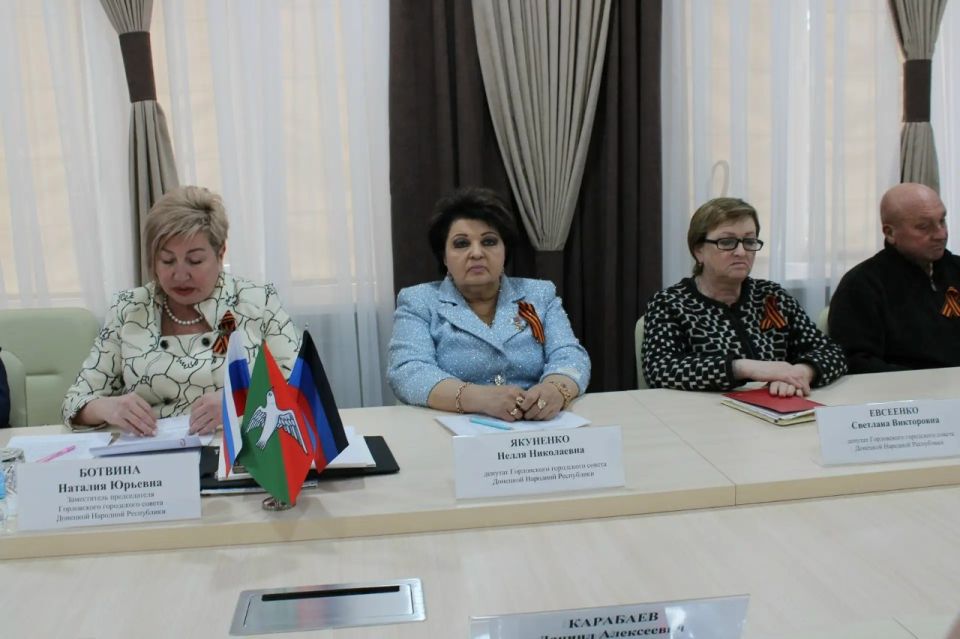 Роман Конев: 24 апреля 2026 года состоялось шестьдесят четвёртое очередное заседание Горловского городского совета Донецкой Народной Республики первого созыва под руководством заместителя председателя Горловского городского... Роман Конев: 24 апреля 2026 года состоялось шестьдесят четвёртое очередное заседание Горловского городского совета Донецкой Народной Республики первого созыва под руководством заместителя председателя Горловского городского...