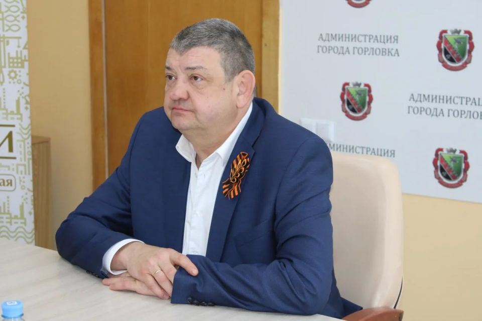 Иван Приходько: Принял участие в мероприятии «Молодость – это мы», приуроченном к Международному дню солидарности молодёжи, в ходе которого пообщался с активистами молодежных организаций городского округа Горловка Иван Приходько: Принял участие в мероприятии «Молодость – это мы», приуроченном к Международному дню солидарности молодёжи, в ходе которого пообщался с активистами молодежных организаций городского округа Горловка