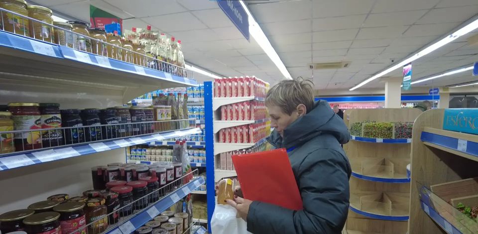 Активисты Народного контроля проверили ряд магазинов Горловки Активисты Народного контроля проверили ряд магазинов Горловки