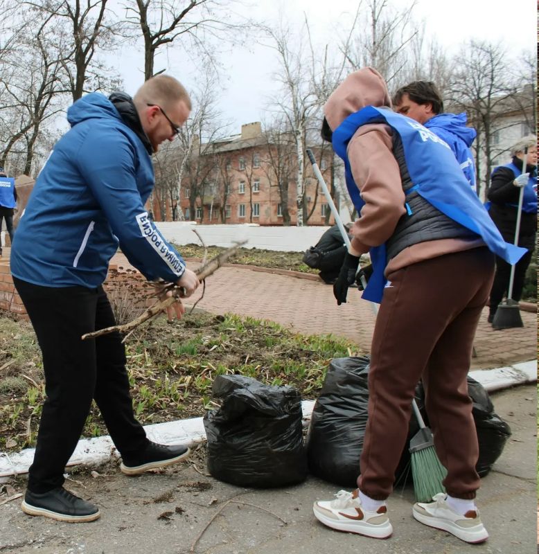 25 апреля депутаты Горловского городского совета и работники аппарата Горловского городского совета Донецкой Народной Республики приняли участие в субботнике по благоустройству общественных территорий и наведению санитарного... 25 апреля депутаты Горловского городского совета и работники аппарата Горловского городского совета Донецкой Народной Республики приняли участие в субботнике по благоустройству общественных территорий и наведению санитарного...