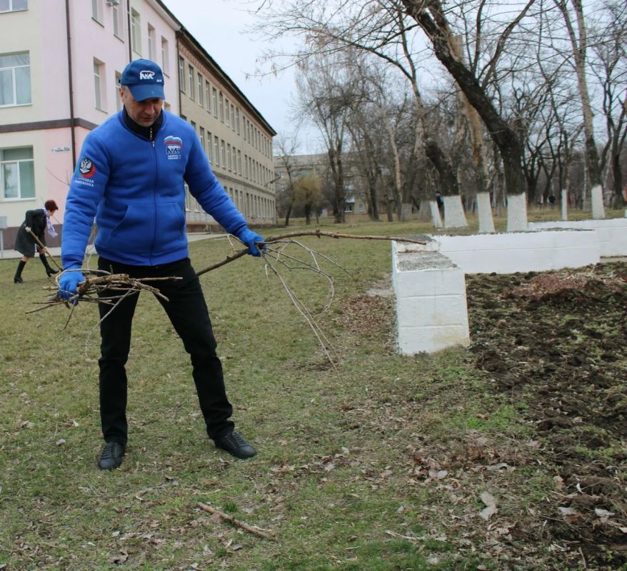 25 апреля депутаты Горловского городского совета и работники аппарата Горловского городского совета Донецкой Народной Республики приняли участие в субботнике по благоустройству общественных территорий и наведению санитарного... 25 апреля депутаты Горловского городского совета и работники аппарата Горловского городского совета Донецкой Народной Республики приняли участие в субботнике по благоустройству общественных территорий и наведению санитарного...