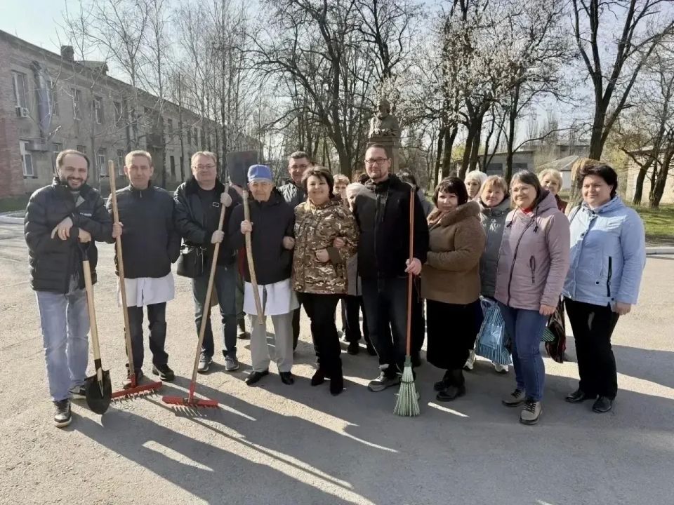 25 апреля депутаты Горловского городского совета и работники аппарата Горловского городского совета Донецкой Народной Республики приняли участие в субботнике по благоустройству общественных территорий и наведению санитарного... 25 апреля депутаты Горловского городского совета и работники аппарата Горловского городского совета Донецкой Народной Республики приняли участие в субботнике по благоустройству общественных территорий и наведению санитарного...