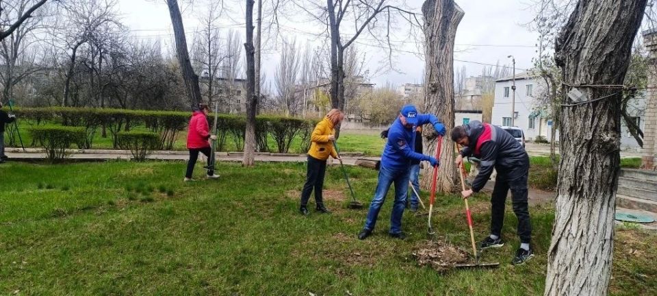 25 апреля депутаты Горловского городского совета и работники аппарата Горловского городского совета Донецкой Народной Республики приняли участие в субботнике по благоустройству общественных территорий и наведению санитарного... 25 апреля депутаты Горловского городского совета и работники аппарата Горловского городского совета Донецкой Народной Республики приняли участие в субботнике по благоустройству общественных территорий и наведению санитарного...