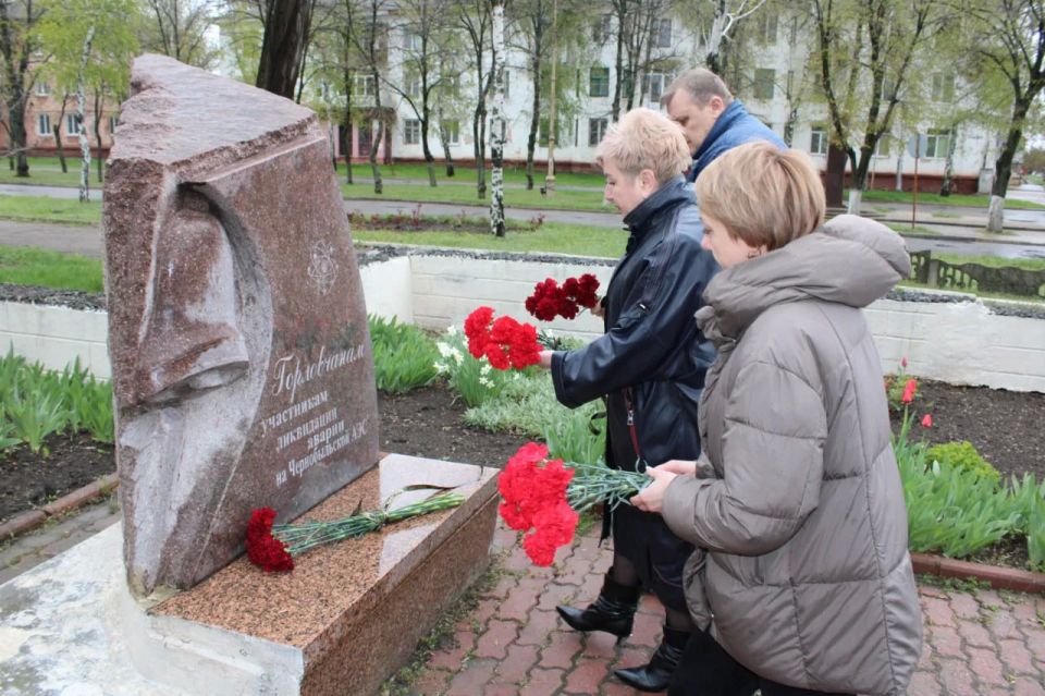 Иван Приходько: Сегодня, 26 апреля, в день 40-й годовщины трагедии на Чернобыльской атомной электростанции, вместе с коллегами возложил цветы к подножию памятного знака Горловчанам участникам ликвидации трагедии на ЧАЭС Иван Приходько: Сегодня, 26 апреля, в день 40-й годовщины трагедии на Чернобыльской атомной электростанции, вместе с коллегами возложил цветы к подножию памятного знака Горловчанам участникам ликвидации трагедии на ЧАЭС