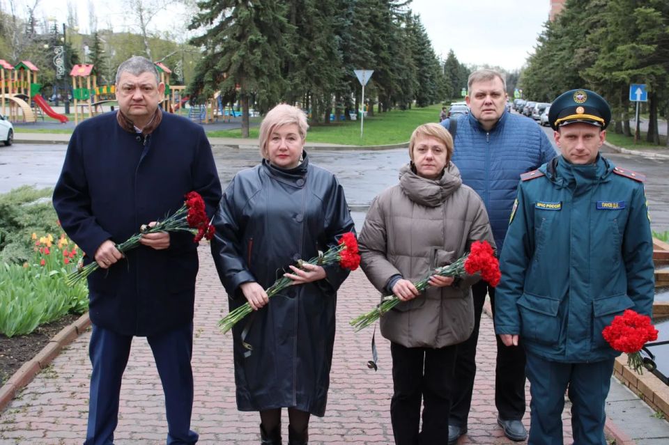 Иван Приходько: Сегодня, 26 апреля, в день 40-й годовщины трагедии на Чернобыльской атомной электростанции, вместе с коллегами возложил цветы к подножию памятного знака Горловчанам участникам ликвидации трагедии на ЧАЭС Иван Приходько: Сегодня, 26 апреля, в день 40-й годовщины трагедии на Чернобыльской атомной электростанции, вместе с коллегами возложил цветы к подножию памятного знака Горловчанам участникам ликвидации трагедии на ЧАЭС