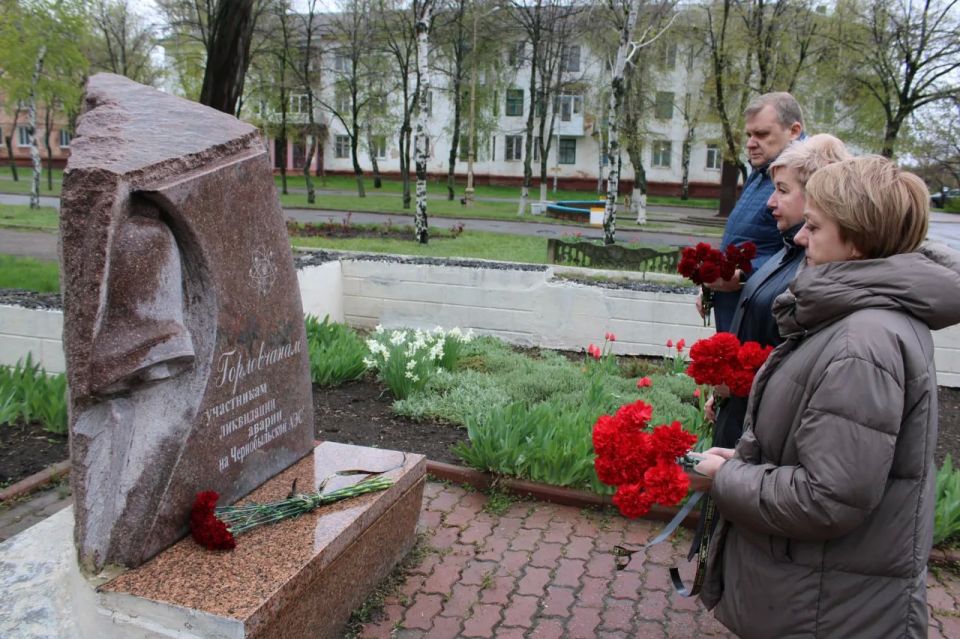 Иван Приходько: Сегодня, 26 апреля, в день 40-й годовщины трагедии на Чернобыльской атомной электростанции, вместе с коллегами возложил цветы к подножию памятного знака Горловчанам участникам ликвидации трагедии на ЧАЭС Иван Приходько: Сегодня, 26 апреля, в день 40-й годовщины трагедии на Чернобыльской атомной электростанции, вместе с коллегами возложил цветы к подножию памятного знака Горловчанам участникам ликвидации трагедии на ЧАЭС