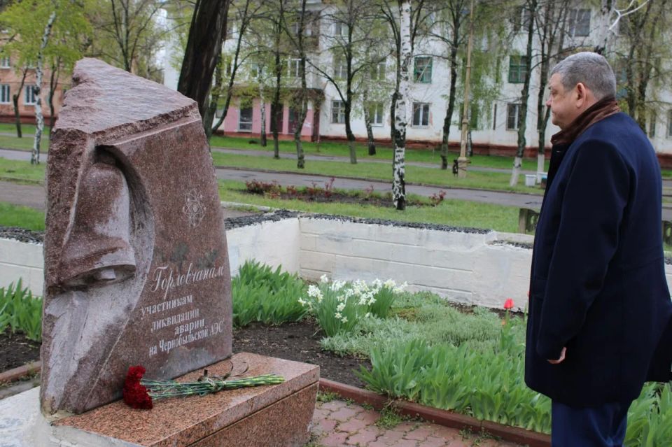 Иван Приходько: Сегодня, 26 апреля, в день 40-й годовщины трагедии на Чернобыльской атомной электростанции, вместе с коллегами возложил цветы к подножию памятного знака Горловчанам участникам ликвидации трагедии на ЧАЭС Иван Приходько: Сегодня, 26 апреля, в день 40-й годовщины трагедии на Чернобыльской атомной электростанции, вместе с коллегами возложил цветы к подножию памятного знака Горловчанам участникам ликвидации трагедии на ЧАЭС