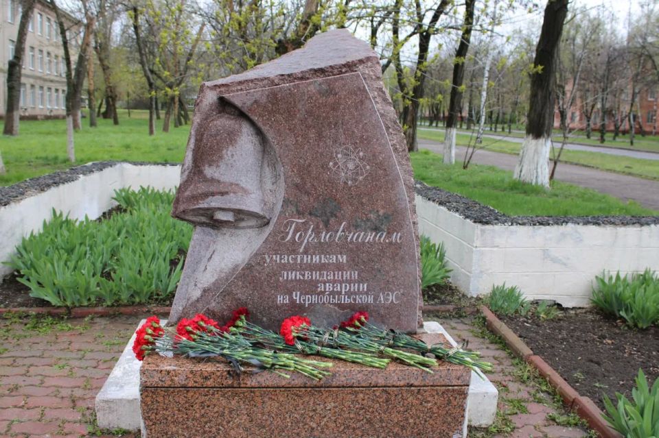 Иван Приходько: Сегодня, 26 апреля, в день 40-й годовщины трагедии на Чернобыльской атомной электростанции, вместе с коллегами возложил цветы к подножию памятного знака Горловчанам участникам ликвидации трагедии на ЧАЭС Иван Приходько: Сегодня, 26 апреля, в день 40-й годовщины трагедии на Чернобыльской атомной электростанции, вместе с коллегами возложил цветы к подножию памятного знака Горловчанам участникам ликвидации трагедии на ЧАЭС