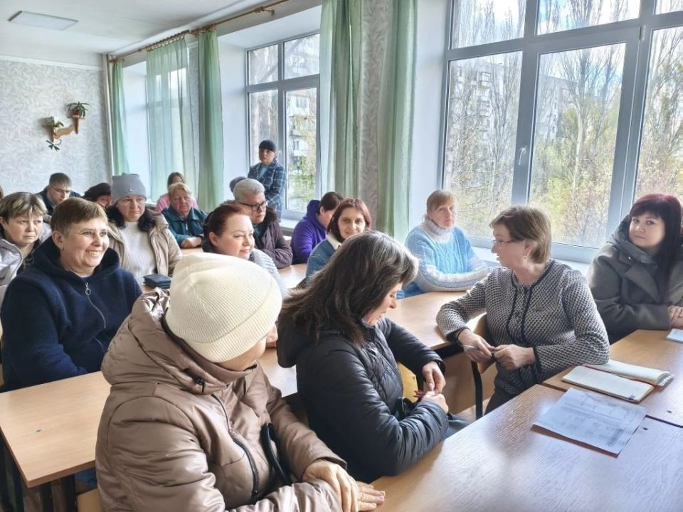 Роман Конев: 27 апреля 2026 года депутаты Горловского городского совета от фракции «Единая Россия» — Наталия Ботвина, Светлана Евсеенко и Андрей Костюк — провели встречи с населением Роман Конев: 27 апреля 2026 года депутаты Горловского городского совета от фракции «Единая Россия» — Наталия Ботвина, Светлана Евсеенко и Андрей Костюк — провели встречи с населением