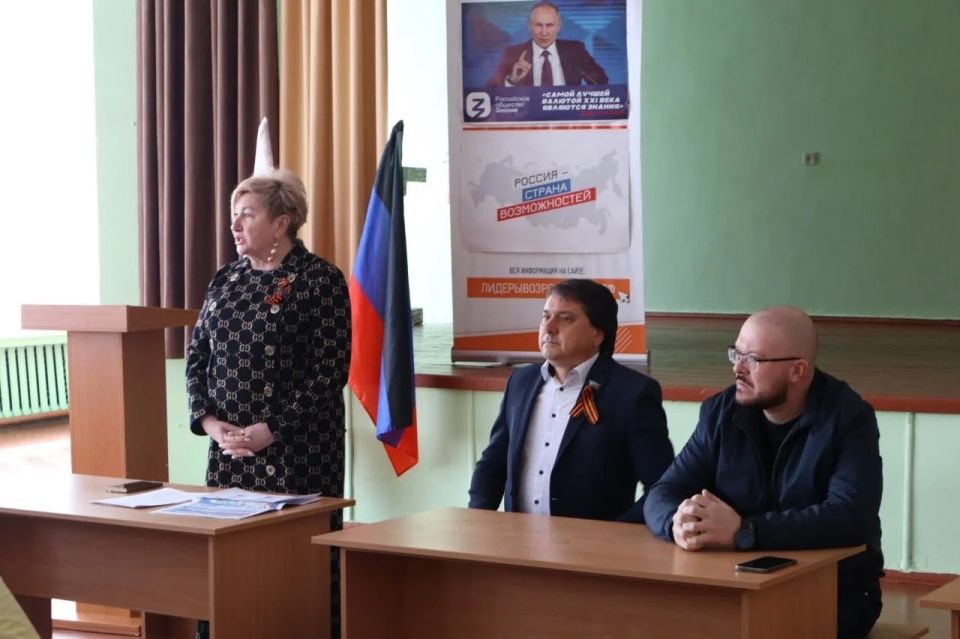 Роман Конев: 27 апреля 2026 года депутаты Горловского городского совета от фракции «Единая Россия» — Наталия Ботвина, Светлана Евсеенко и Андрей Костюк — провели встречи с населением