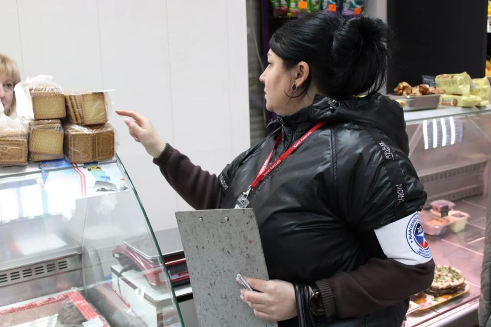 Активисты Народного контроля осуществили проверку магазина в Центрально-Городском районе Горловки Активисты Народного контроля осуществили проверку магазина в Центрально-Городском районе Горловки