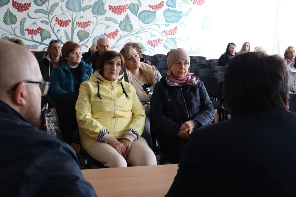 Роман Конев: 27 апреля 2026 года депутаты Горловского городского совета от фракции «Единая Россия» — Наталия Ботвина, Светлана Евсеенко и Андрей Костюк — провели встречи с населением Роман Конев: 27 апреля 2026 года депутаты Горловского городского совета от фракции «Единая Россия» — Наталия Ботвина, Светлана Евсеенко и Андрей Костюк — провели встречи с населением